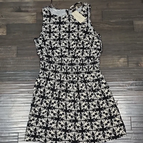Black & White Floral Sleeveless Summer Dress With An Elastic Waist Band. - Picture 3 of 4
